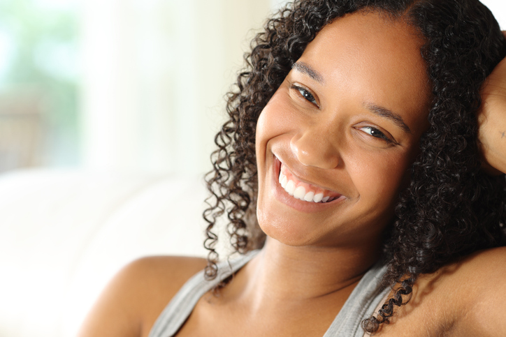 femme avec magnifique sourire avec un blanchiment dentaire