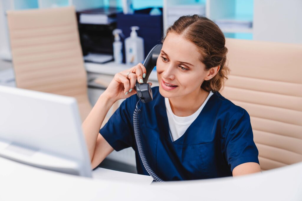 Secrétaire médicale au téléphone dans une clinique dentaire