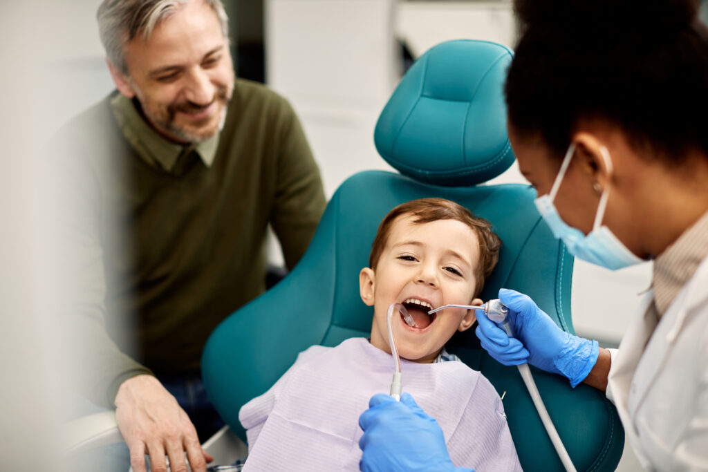 Un enfant chez le dentiste