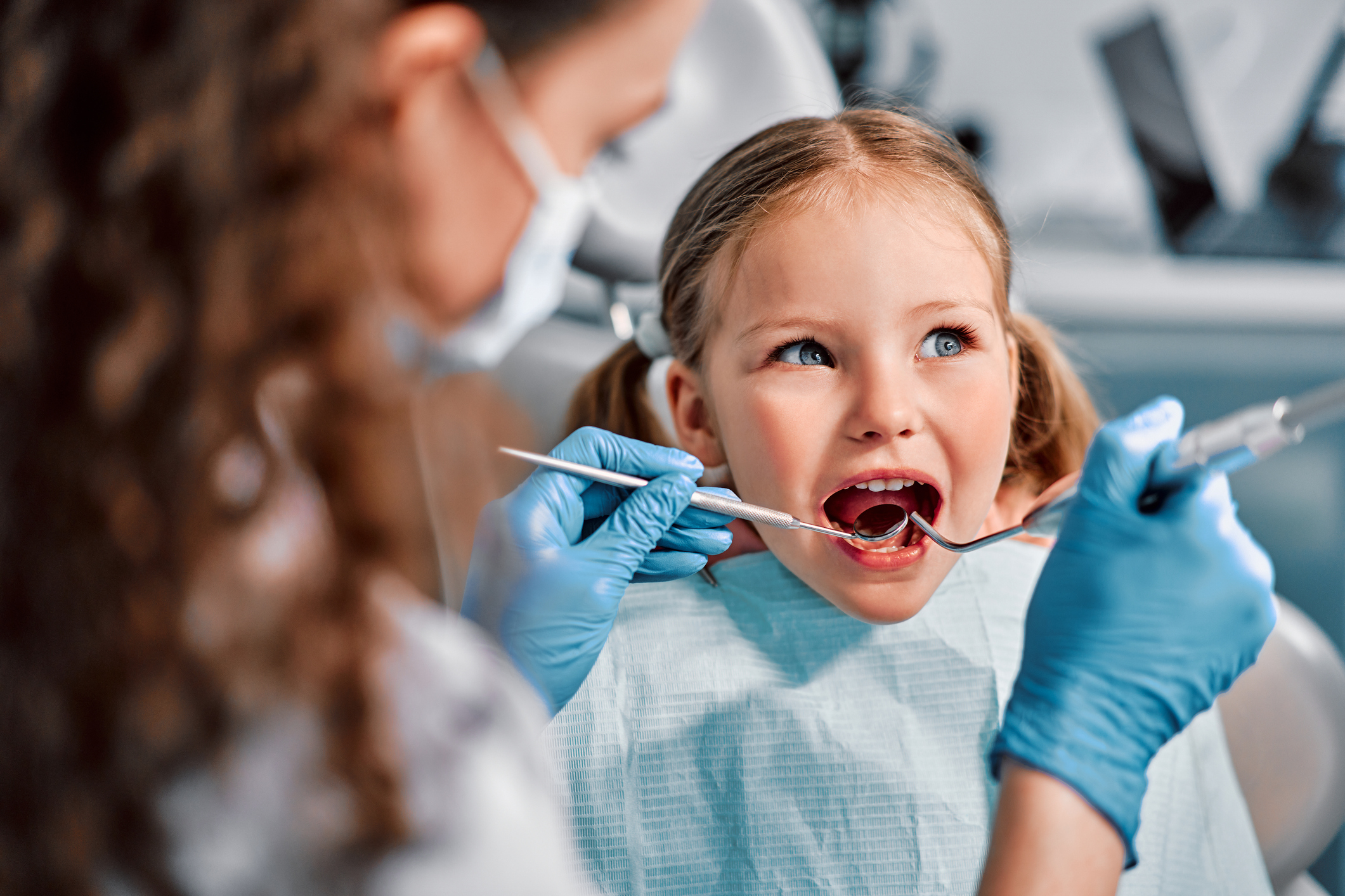 Première visite chez le dentiste : comment préparer votre enfant