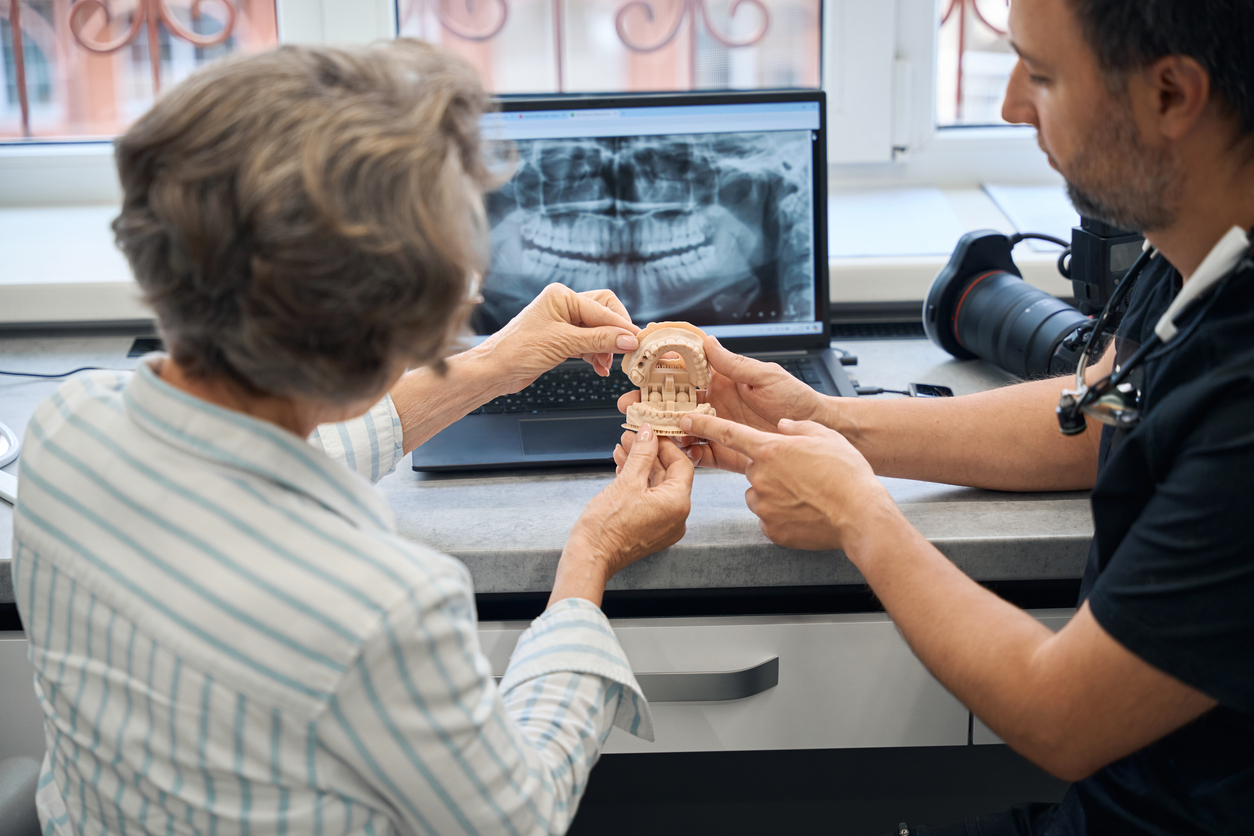 Tout savoir sur les implants dentaires chez les personnes âgées