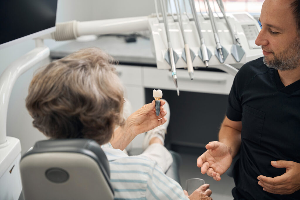 une personne âgée en consultation d'implantologie